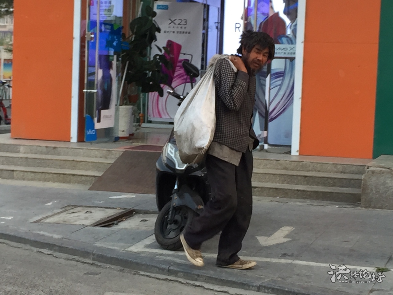 不要矫情,有人在街头流浪.