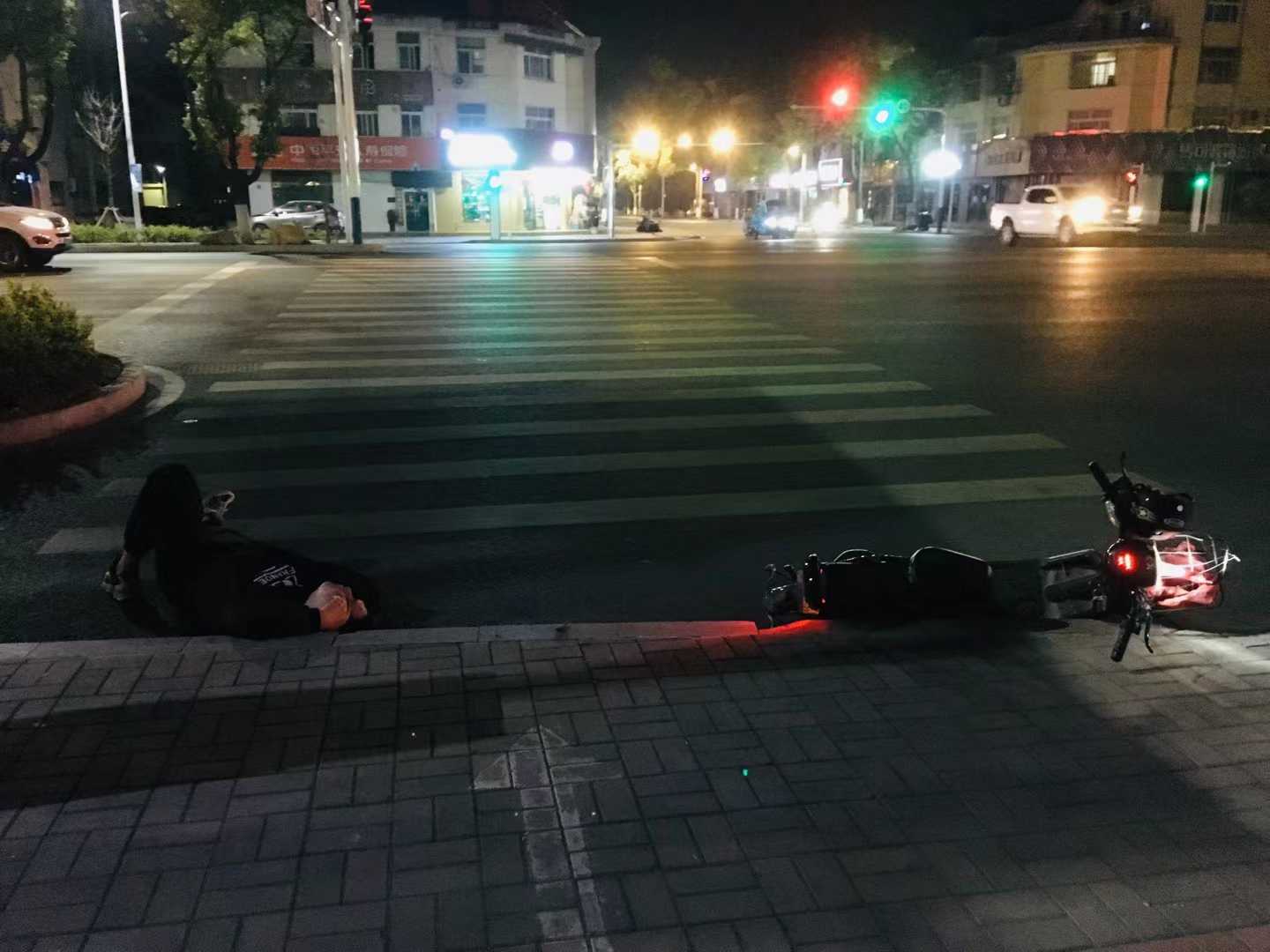 男子酒后骑车摔倒不起路过网友出手相助