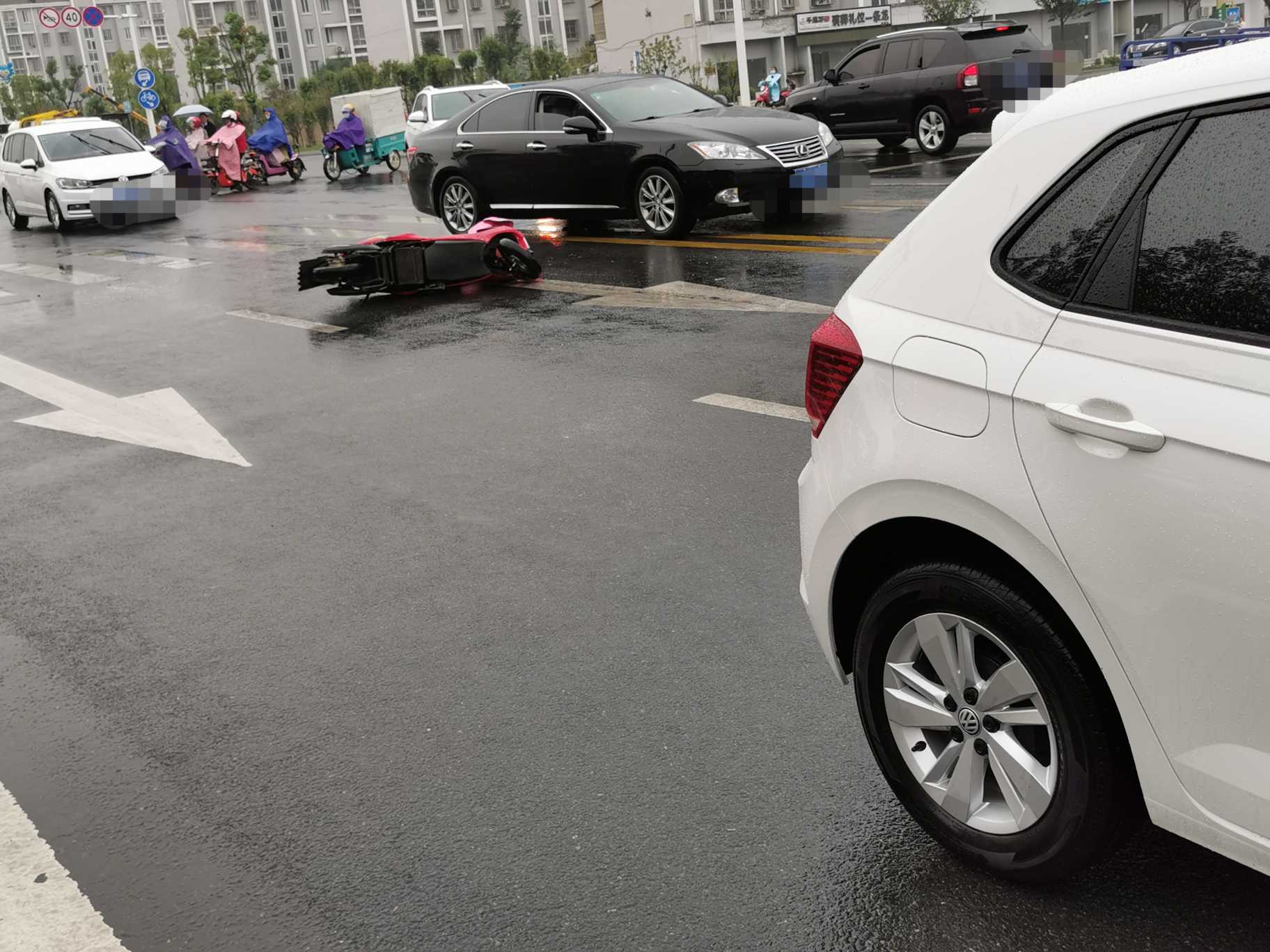 雨天交通事故图片